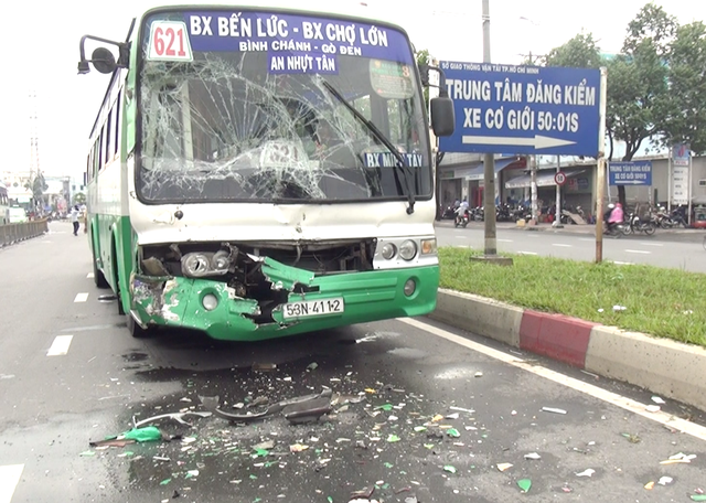 TP.HCM: 2 xe bus tông nhau do biển quảng cáo bất ngờ rơi - Ảnh 2.