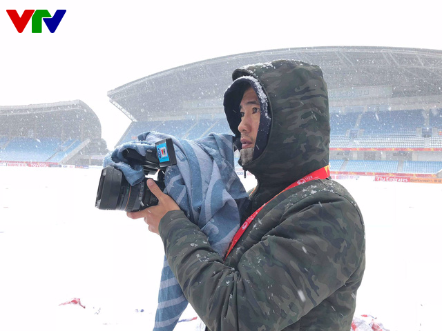 Phóng viên thể thao VTV tác nghiệp giữa trời tuyết Thường Châu - Ảnh 2.