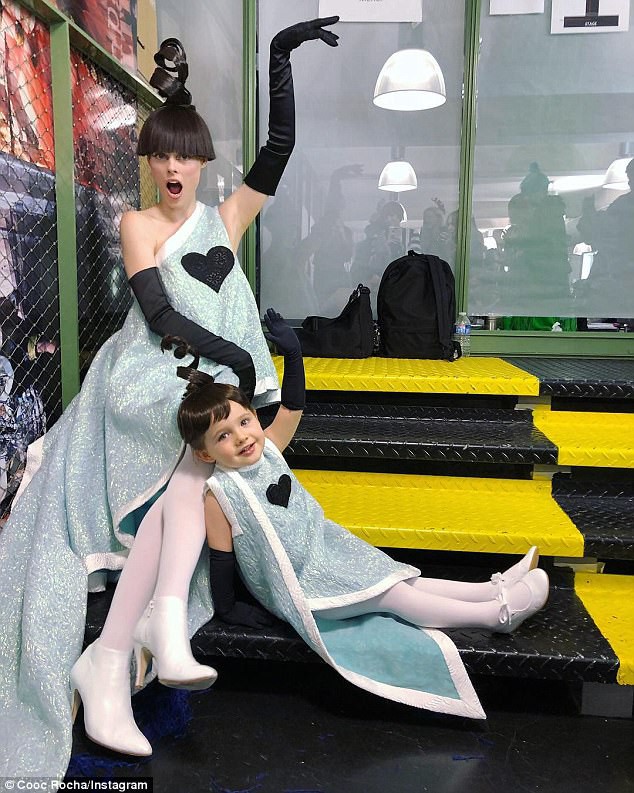 Mẹ con nữ hoàng tạo dáng Coco Rocha cực dễ thương trên sàn diễn thời trang Paris - Ảnh 2.