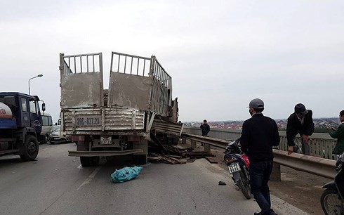 Hai xe tải đâm nhau khiến 2 người thương vong trên cầu Thăng Long - Ảnh 3.