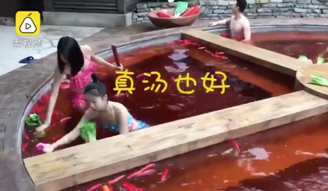 Hồ tắm nước nóng ở Trung Quốc như nồi lẩu cay khổng lồ - Ảnh 2.