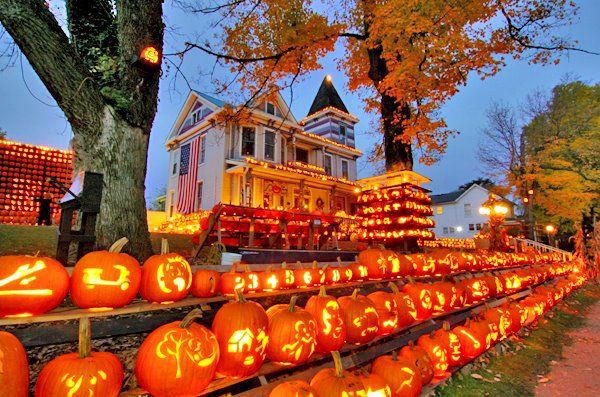 Trang trí ngôi nhà Halloween với 3.000 quả bí ngô - Ảnh 2.