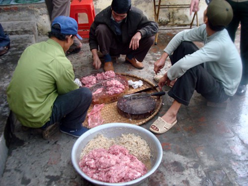 Kỳ lạ ngôi làng ăn thịt sống “độc nhất vô nhị” ở Việt Nam - Ảnh 1.