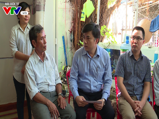 Bộ Giáo dục - Đào tạo thăm các gia đình bị thiệt hại do sạt lở tại Nha Trang - Ảnh 1.