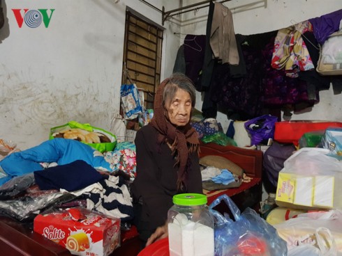 Mẹ già 88 tuổi mù lòa chật vật nuôi người con điên dại ở Hà Nội - Ảnh 3.
