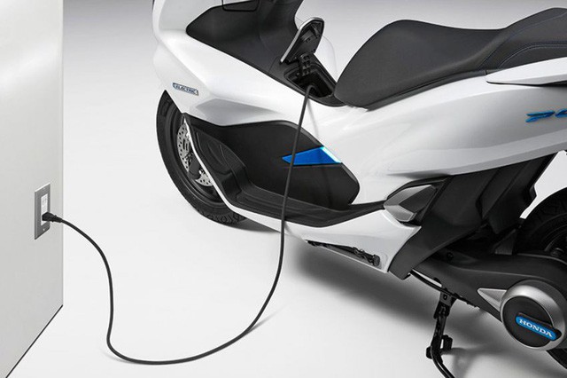 Honda bắt đầu bán xe PCX chạy hoàn toàn bằng điện - Ảnh 1.