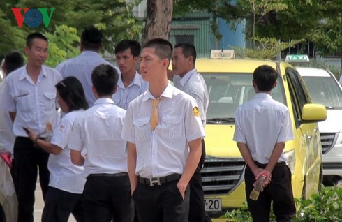 Phản đối Grab, hàng trăm tài xế taxi sân bay Đà Nẵng đình công - Ảnh 3.