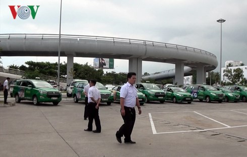 Phản đối Grab, hàng trăm tài xế taxi sân bay Đà Nẵng đình công - Ảnh 4.