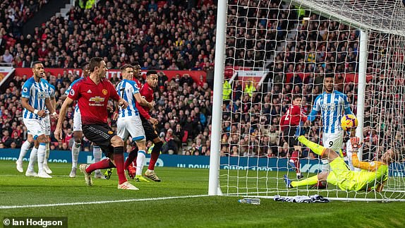 VIDEO Man Utd 3-1 Huddersfield: Pogba rực sáng! - Ảnh 2.