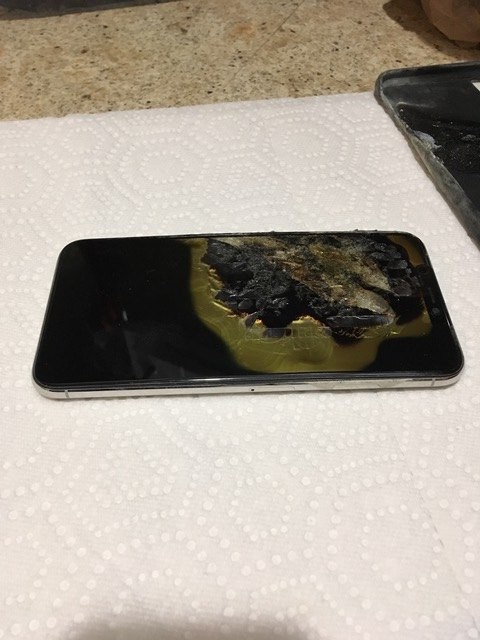 Sốc: iPhone XS Max bốc cháy trong túi người dùng - Ảnh 1.
