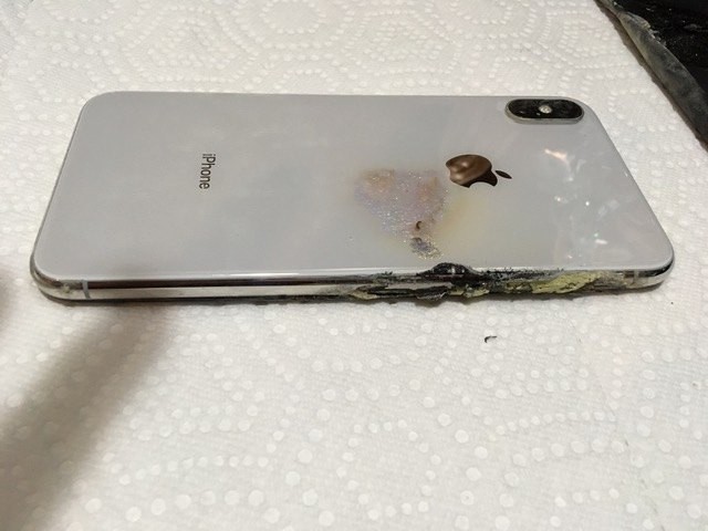 Sốc: iPhone XS Max bốc cháy trong túi người dùng - Ảnh 2.