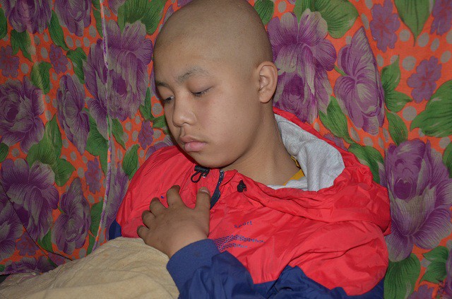 Mắc bệnh ung thư, cậu bé 15 tuổi sống lay lắt như đèn trước gió - Ảnh 2.