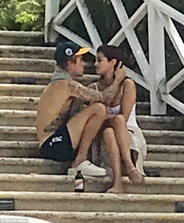 Những hình ảnh lãng mạn đầu tiên của Justin Bieber và Selena Gomez trong năm 2018 - Ảnh 2.