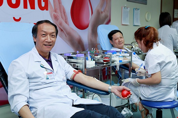 Hơn 1.000 cán bộ y tế hiến máu tình nguyện đầu Xuân - Ảnh 1.
