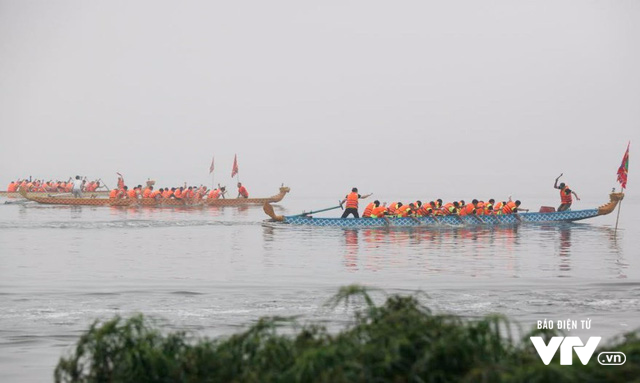 Sôi động lễ hội đua thuyền rồng tại hồ Tây bất chấp thời tiết sương mù - Ảnh 4.