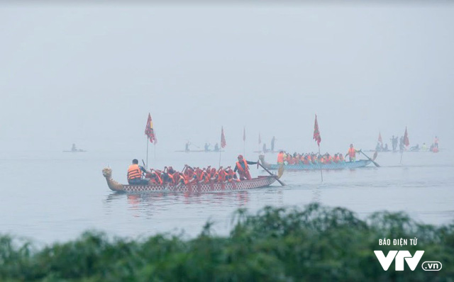 Sôi động lễ hội đua thuyền rồng tại hồ Tây bất chấp thời tiết sương mù - Ảnh 6.