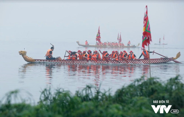 Sôi động lễ hội đua thuyền rồng tại hồ Tây bất chấp thời tiết sương mù - Ảnh 7.