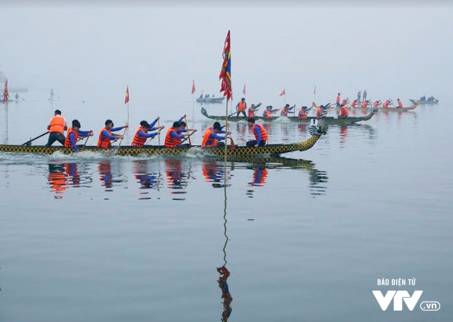 Sôi động lễ hội đua thuyền rồng tại hồ Tây bất chấp thời tiết sương mù - Ảnh 8.