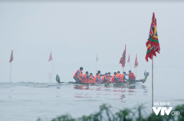 Sôi động lễ hội đua thuyền rồng tại hồ Tây bất chấp thời tiết sương mù - Ảnh 9.