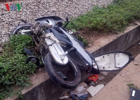 Nghệ An: Tàu hỏa tông nát xe máy, hai nam thanh niên thương vong - Ảnh 1.