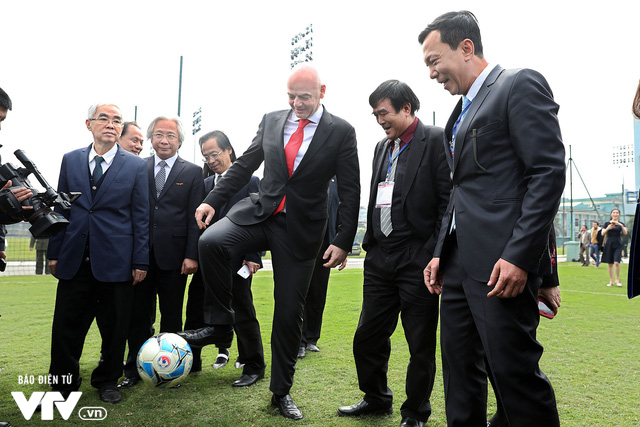 Chủ tịch FIFA Gianni Infantino trổ tài tâng bóng trên sân cỏ Việt - Ảnh 7.