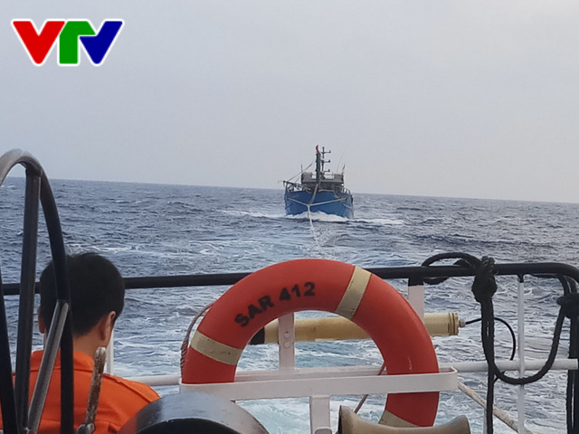 Cứu nạn thành công tàu cá Quảng Bình cùng 11 thuyền viên gặp nạn trên biển - Ảnh 2.