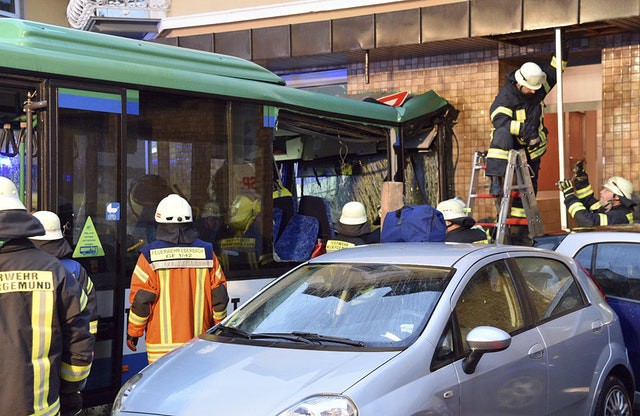Tai nạn xe bus tại Đức, ít nhất 48 học sinh bị thương - Ảnh 1.