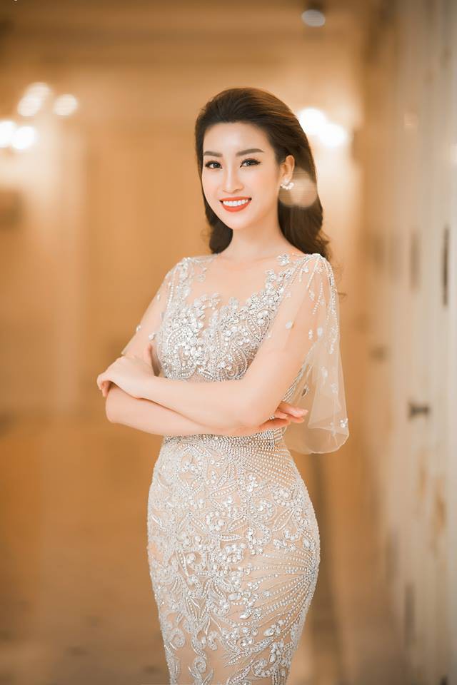 Hoa hậu Mỹ Linh đẹp không tì vết ngày đầu năm mới - Ảnh 1.