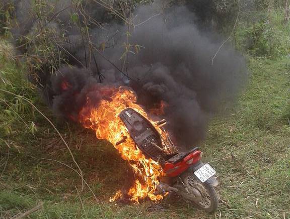 Phụ huynh đốt xe của con trai vi phạm luật giao thông, CSGT tá hỏa dập lửa - Ảnh 1.