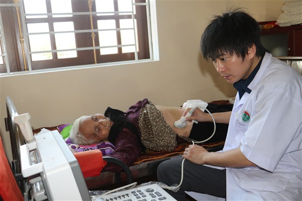 Hà Tĩnh: 500 người dân được khám, cấp thuốc miễn phí - Ảnh 2.