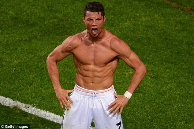 Ronaldo con khoe “dáng đứng thể hình” huyền thoại - Ảnh 2.
