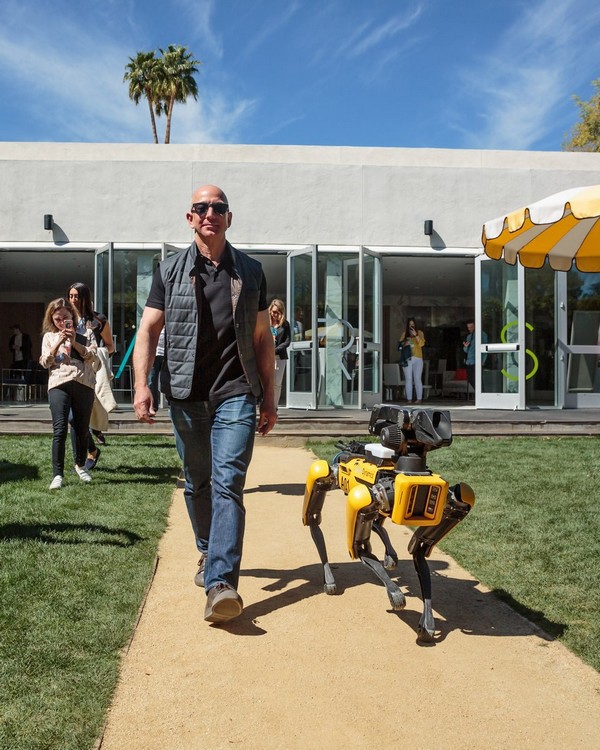 Ông chủ Amazon “gây sốt” khi dắt chó... robot đi dạo - Ảnh 1.