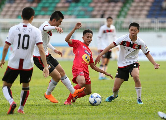 U19 quốc tế 2018: U19 tuyển chọn Việt Nam thắng tưng bừng, U19 HAGL thua tiếc nuối - Ảnh 2.