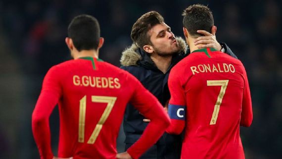 Bồ Đào Nha thảm bại, Ronaldo lập kỷ lục buồn và suýt bị hôn trộm - Ảnh 2.