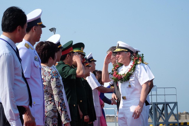 Đoàn tàu Hải quân Hoa Kỳ thăm Đà Nẵng thúc đẩy quan hệ Việt Nam-Hoa Kỳ - Ảnh 1.