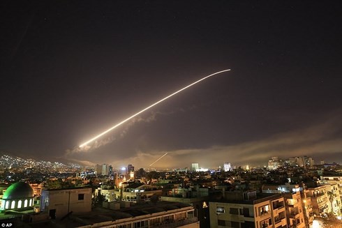 Hội đồng Bảo an Liên Hợp Quốc họp khẩn sau khi Mỹ tấn công Syria - Ảnh 1.