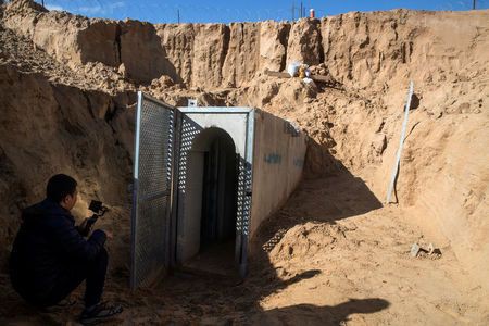 Israel phá đường hầm qua biên giới từ dải Gaza - Ảnh 1.