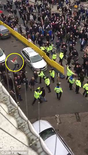 Cảnh sát dùng kỵ binh giải tán bạo loạn sau trận derby London - Ảnh 3.