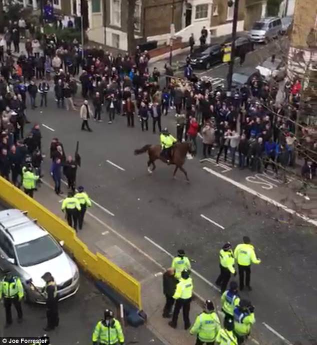 Cảnh sát dùng kỵ binh giải tán bạo loạn sau trận derby London - Ảnh 6.
