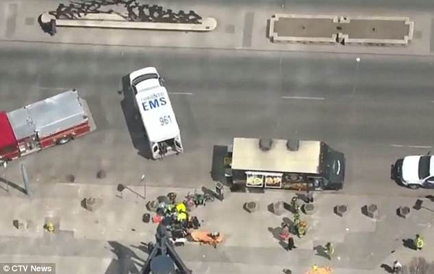 Bắt giữ nghi phạm vụ đâm xe tải ở Canada khiến 10 người thiệt mạng - Ảnh 10.