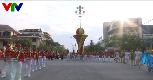 Lễ hội Diễu hành đường phố và Chèo cạn Múa bông, Quảng Bình - Ảnh 1.