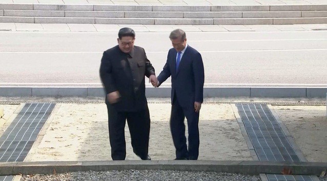 Lịch sử tại bán đảo Triều Tiên: Ông Kim Jong-un bước qua biên giới sang Hàn Quốc - Ảnh 1.