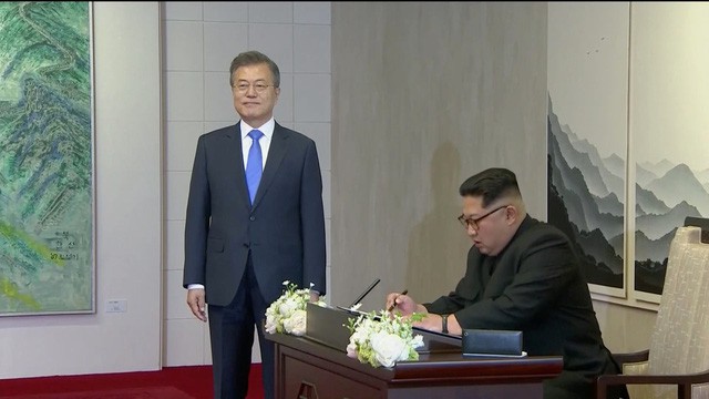 Lịch sử tại bán đảo Triều Tiên: Ông Kim Jong-un bước qua biên giới sang Hàn Quốc - Ảnh 6.