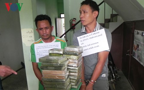 Bắt 2 đối tượng người Lào vận chuyển 33 bánh heroin - Ảnh 1.