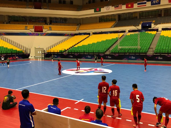 Trước thềm VCK Futsal nữ châu Á 2018: ĐT Futsal nữ Việt Nam thi đấu giao hữu với ĐT Futsal nữ Thái Lan - Ảnh 3.