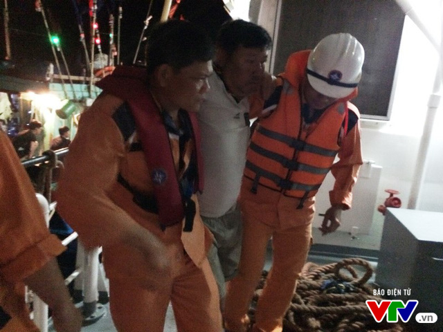 Cứu nạn 19 thuyền viên của 2 tàu cá bị chìm - Ảnh 7.