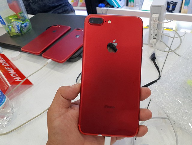 iPhone 7/7 Plus đỏ bất ngờ hút khách trở lại vì điều chỉnh giảm giá - Ảnh 1.