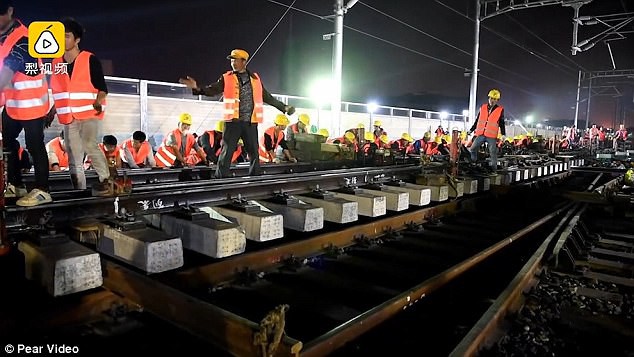 Choáng! 1.500 công nhân Trung Quốc làm đường sắt mới chỉ trong 9 tiếng - Ảnh 3.