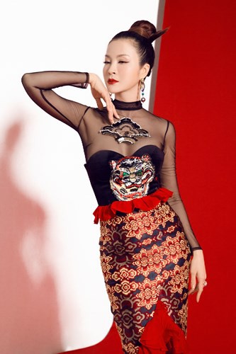 Khó rời mắt trước vẻ quyến rũ của MC Thanh Mai khi diện váy xẻ sâu - Ảnh 4.