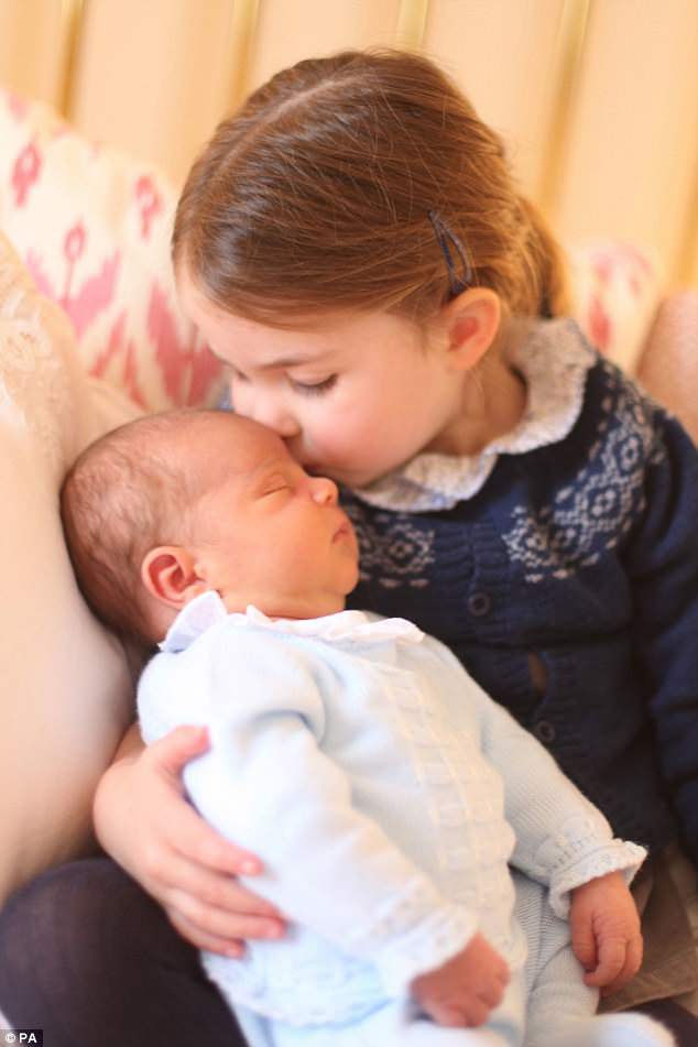 Công chúa Charlotte cực dễ thương bên hoàng tử bé mới sinh nước Anh - Ảnh 1.